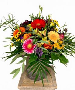 Blumenstrauß Gartenliebe Auf Holzplatte