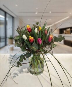 bunter Tulpenstrauß in modernen Ambiente