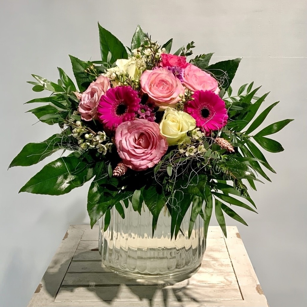 Rosa runder Strauß Grauer Hintergrund