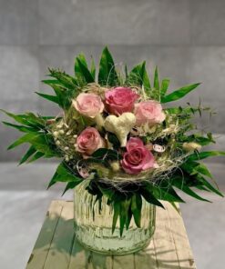 Rosenstrauß mit Herz in rosa