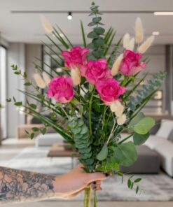 Moderner Genießerstrauß mit rosa Rosen In schönen Ambiente
