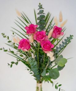 Moderner Genießerstrauß mit rosa Rosen
